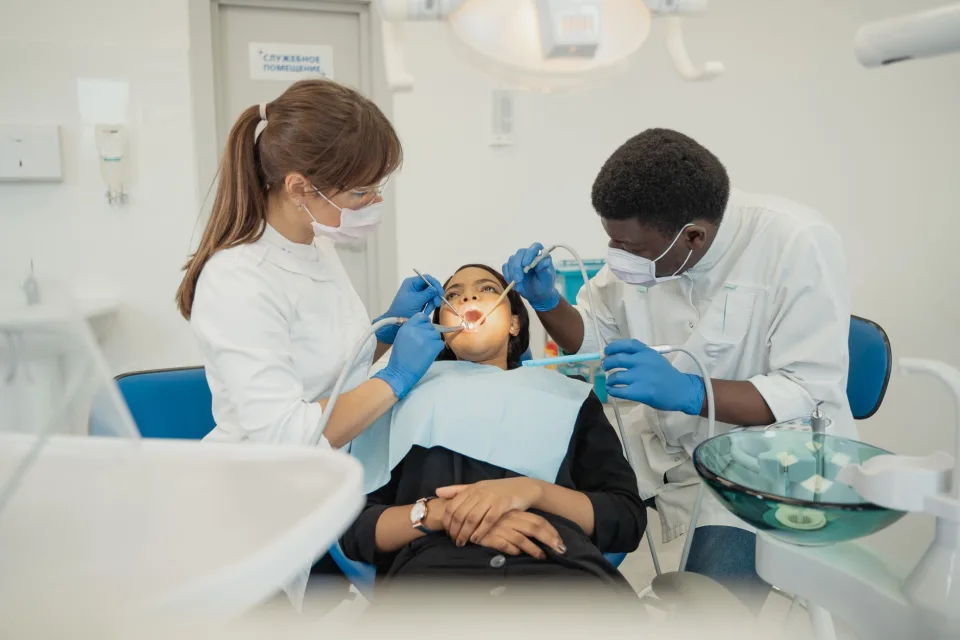 Bác sĩ đang điều trị